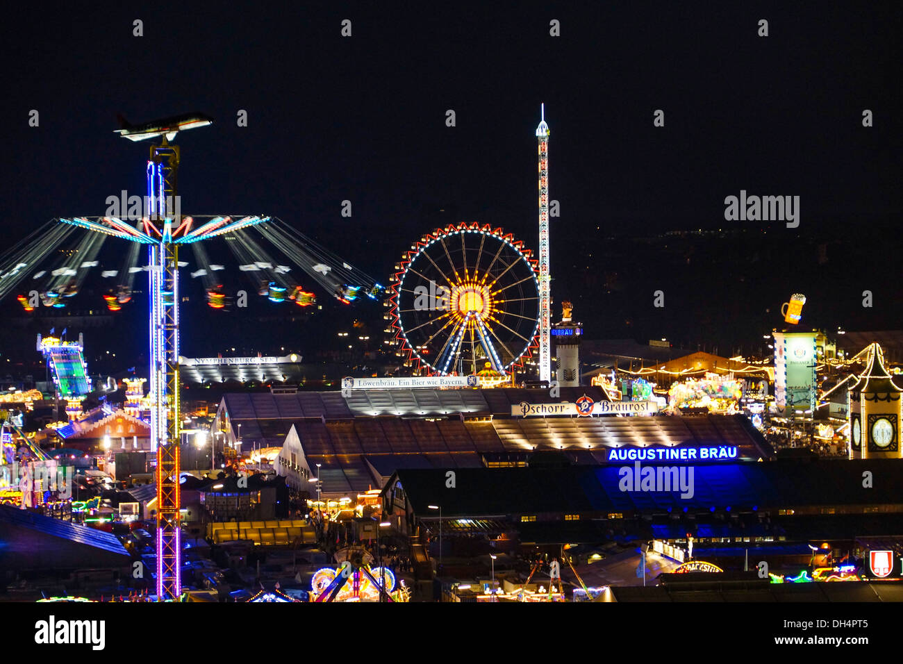 Guardare la Wiesn, Monaco di Baviera Oktoberfes festa della birra, Baviera, Germania Foto Stock