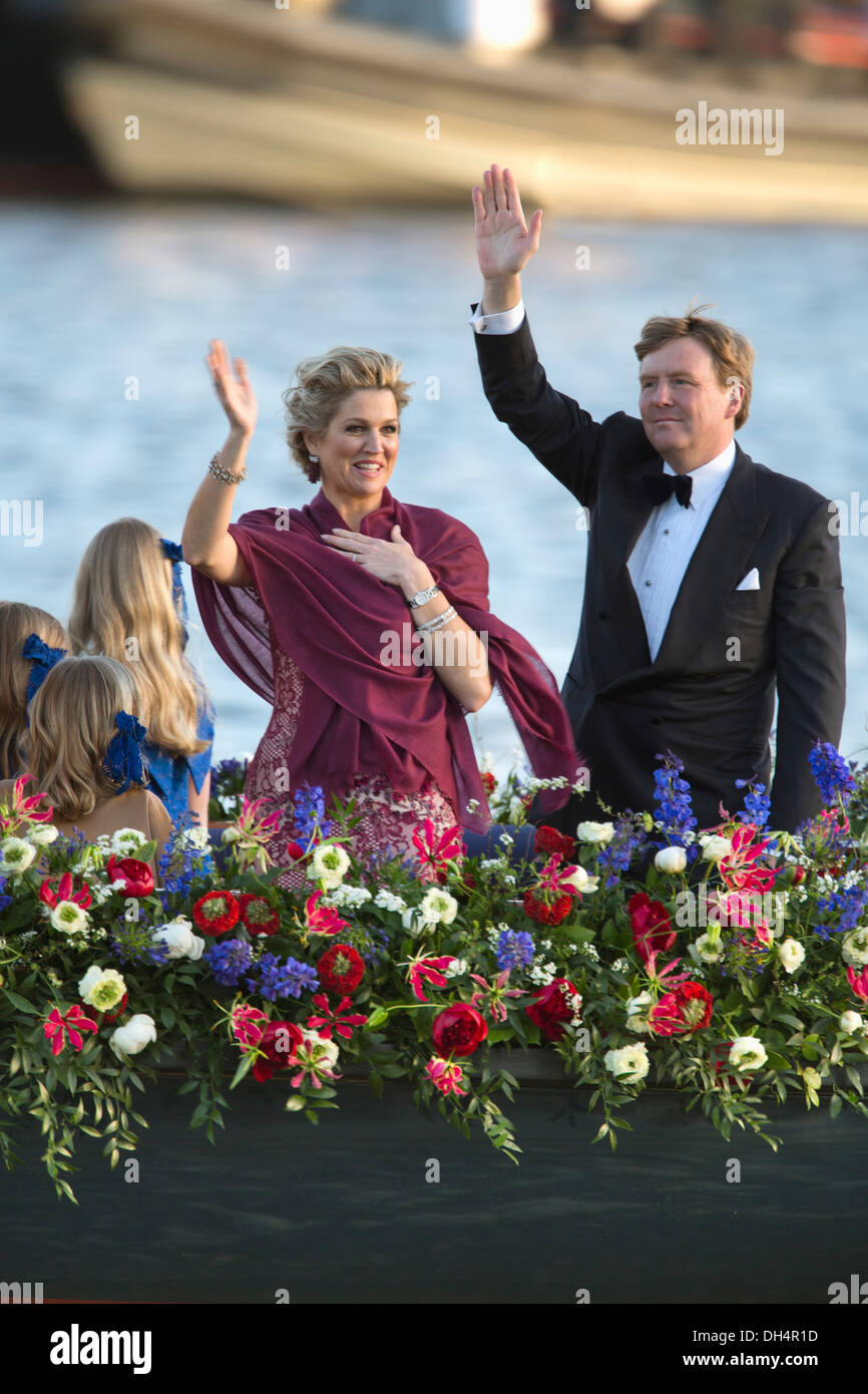 Paesi Bassi,, 30 aprile 2013, Inaugurazione del Willem-Alexander re e regina Maxima e 3 figlie durante il corteo di acqua. Foto Stock