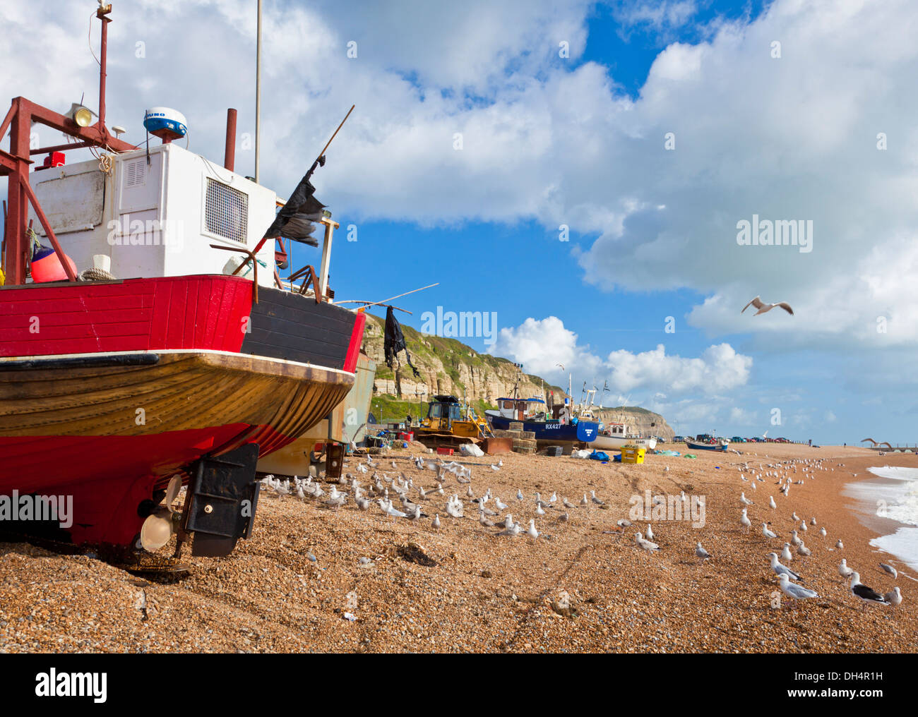 Barche da pesca tirato in su sulla spiaggia a Hastings East Sussex Inghilterra GB UK Europa Foto Stock