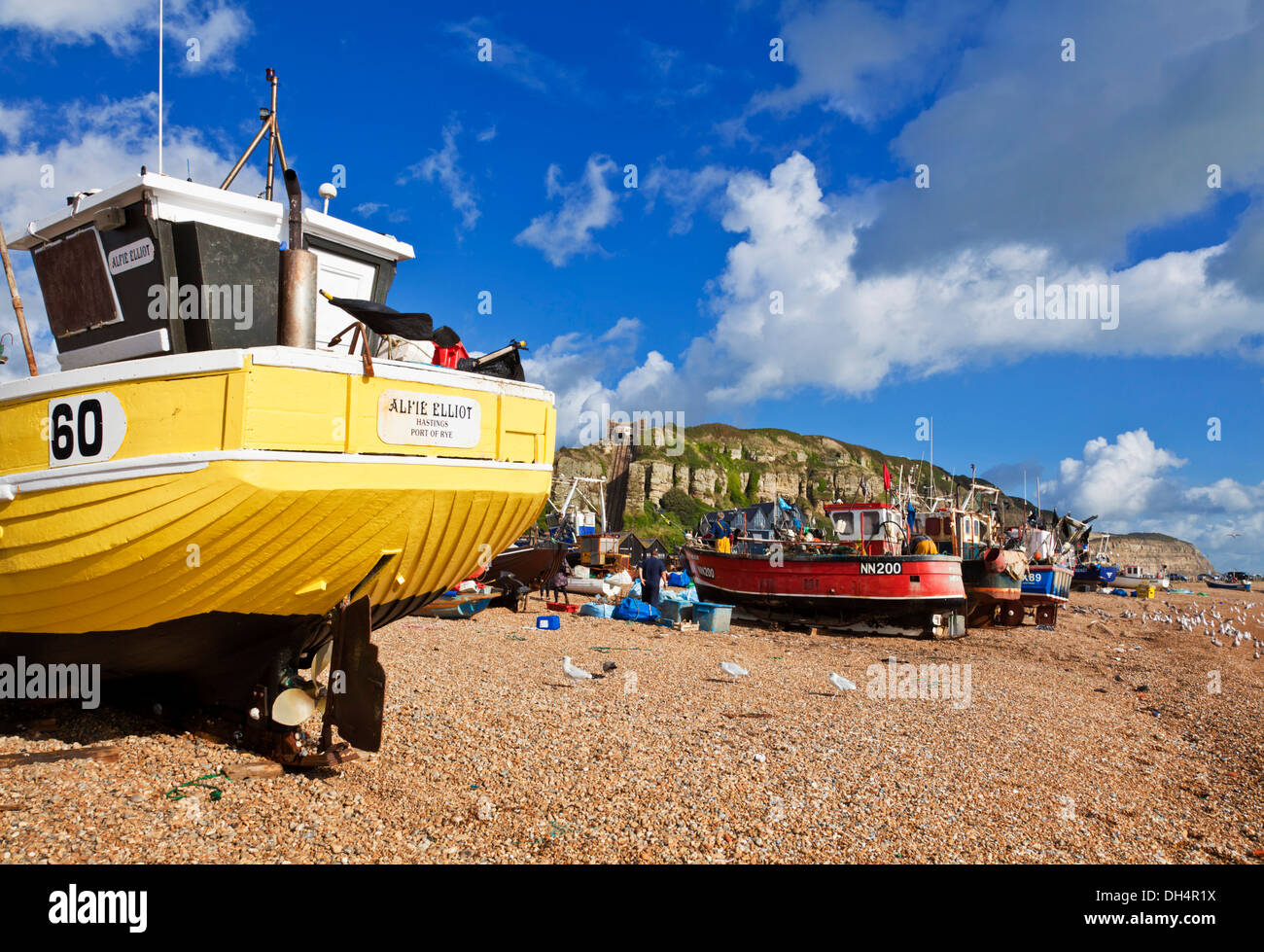 Barche da pesca tirata sulla spiaggia di Hastings East Sussex England GB UK EU Europe Foto Stock