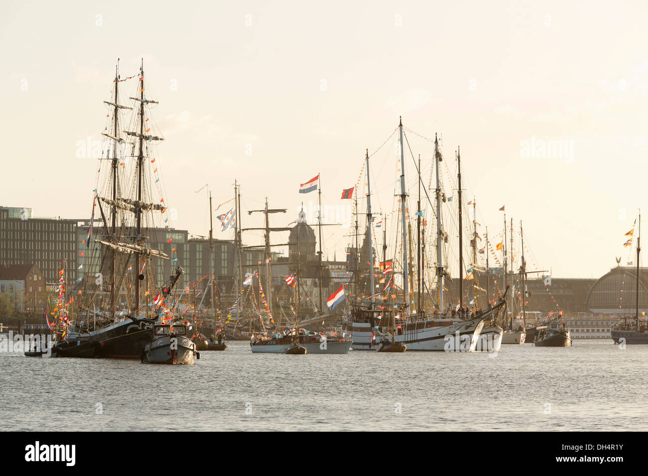 Paesi Bassi, Amsterdam, 30 aprile 2013, Inaugurazione del Willem-Alexander re e regina Maxima. Navi decorate con numerose bandiere Foto Stock