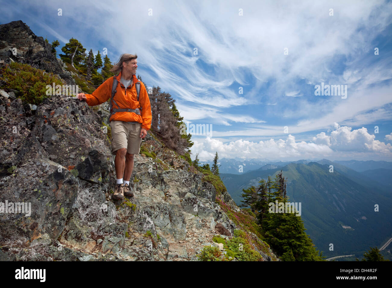 WASHINGTON - escursionista affacciato sulla Interstate 90 corridoio dal sentiero vicino alla vetta rocciosa di McClellan Butte. Foto Stock