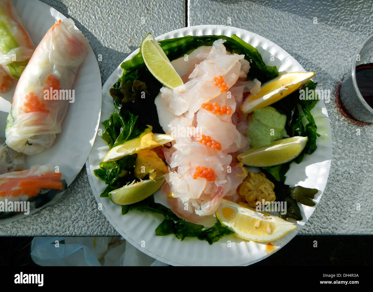 WASHINGTON - la Cena di ceviche e uova di salmone su alghe e involtini primavera sul lato. Foto Stock