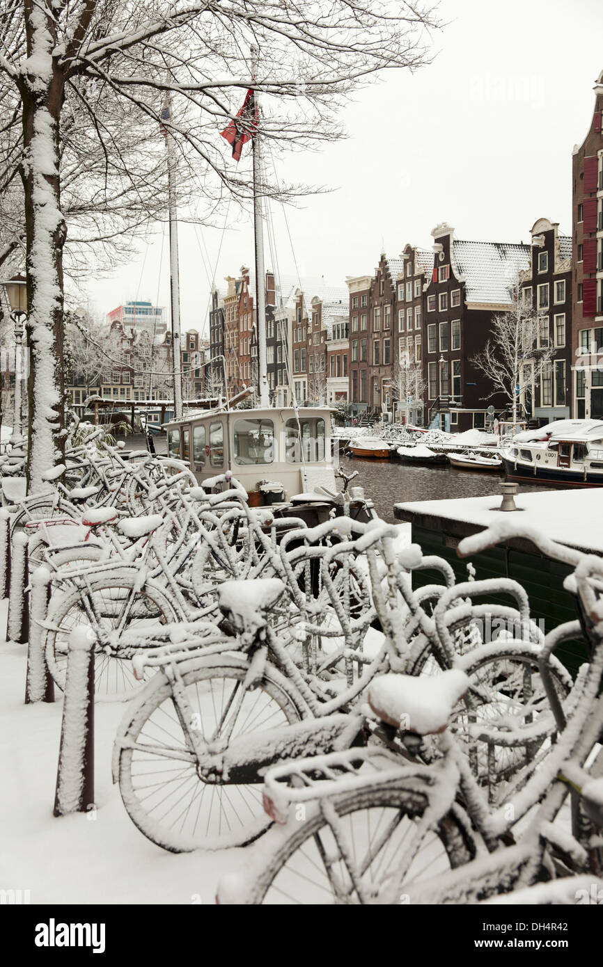 I Paesi Bassi, Amsterdam, Canal case nel canale chiamato Keizersgracht. Unesco - Sito Patrimonio dell'umanità. Le biciclette. Inverno, la neve Foto Stock