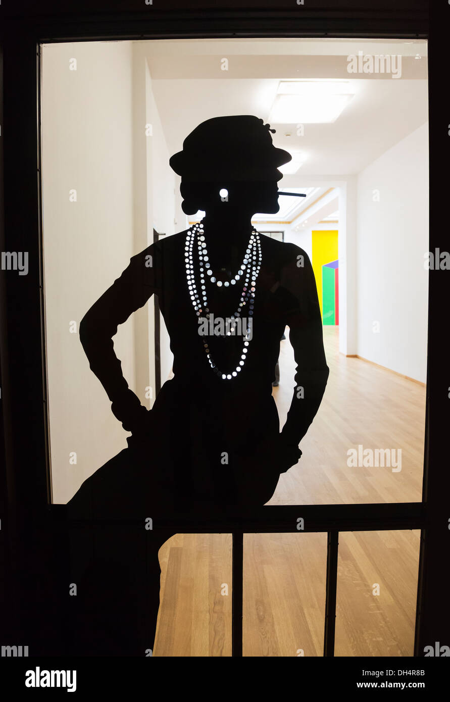 Silhouette di Coco Chanel fumare una sigaretta a Chanel mostra al Gemeentemuseum, l'Aia, Olanda Foto Stock