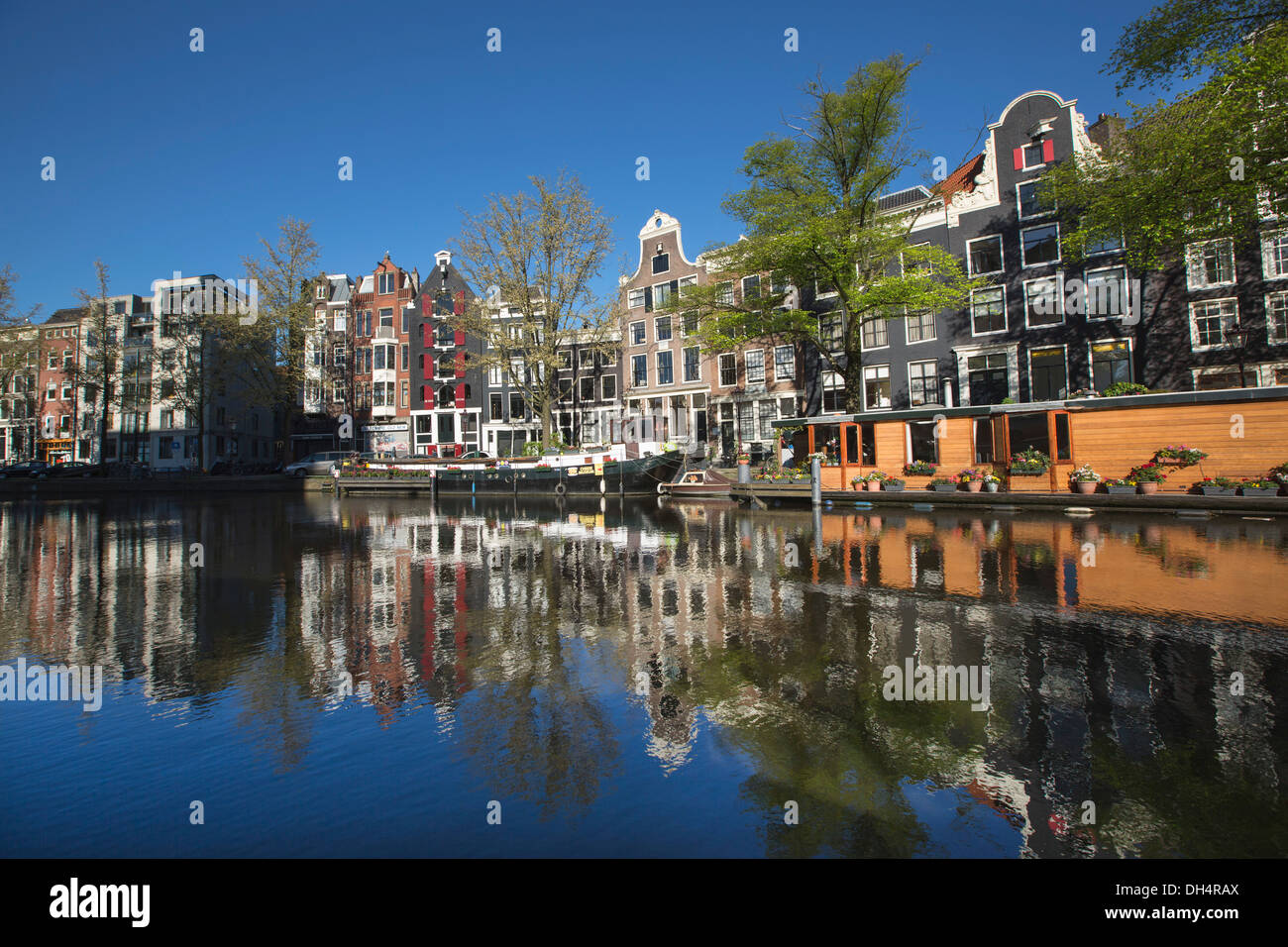 Paesi Bassi, Amsterdam, xvii secolo case e case galleggianti al canale chiamato Prinsengracht. Patrimonio Mondiale dell Unesco Foto Stock