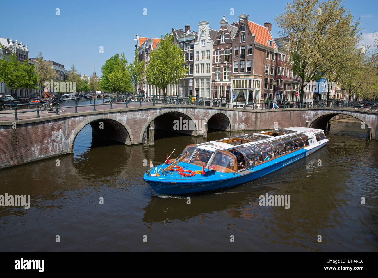 Paesi Bassi, Amsterdam, attraversamento di canali chiamati Keizersgracht e Leidsegracht. UNESCO - Sito Patrimonio dell'umanità. Viaggio di andata e ritorno in battello. Canal o tour in barca. Foto Stock
