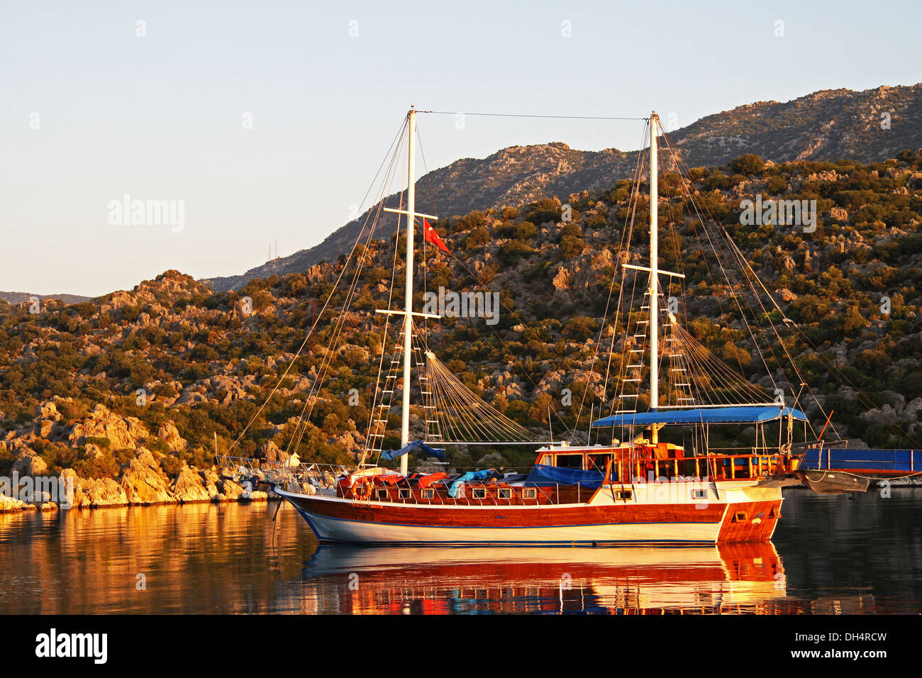 Colorfull boat nel bagno turco del tramonto. Foto Stock