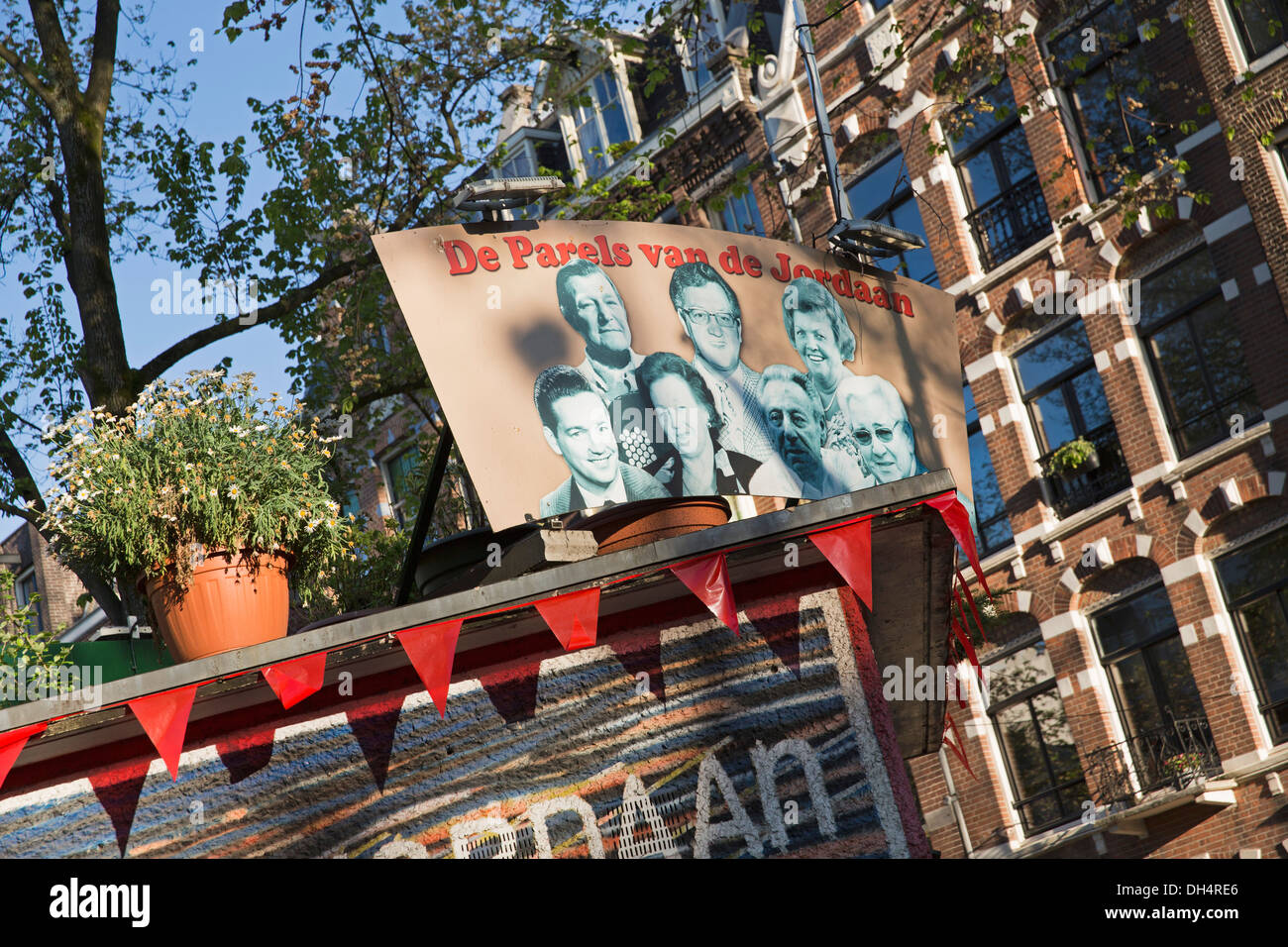 Paesi Bassi, Amsterdam, piazza chiamata Johnny Jordaan Plein con immagine di cantanti famosi dal quartiere Jordaan Foto Stock