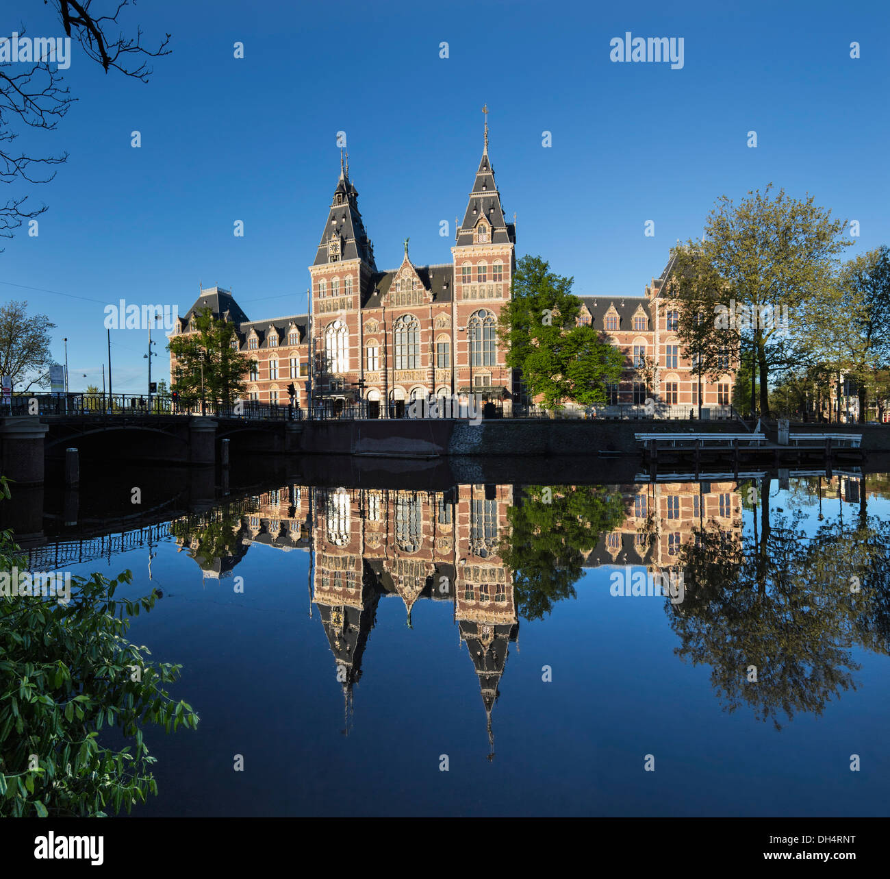 Paesi Bassi, Amsterdam, Rijksmuseum e di riflessione Foto Stock