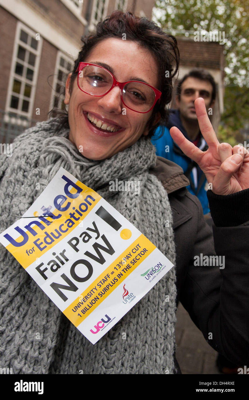 Londra, Regno Unito. Il 31 ottobre 2013. Un manifestante dà una 'V' segno come supporto agli studenti che colpisce l'insegnamento e il personale di supporto alla domanda più equa aumenti salariali e un salario di sussistenza per a bassa retribuzione dei lavoratori universitari. Credito: Paolo Davey/Alamy Live News Foto Stock