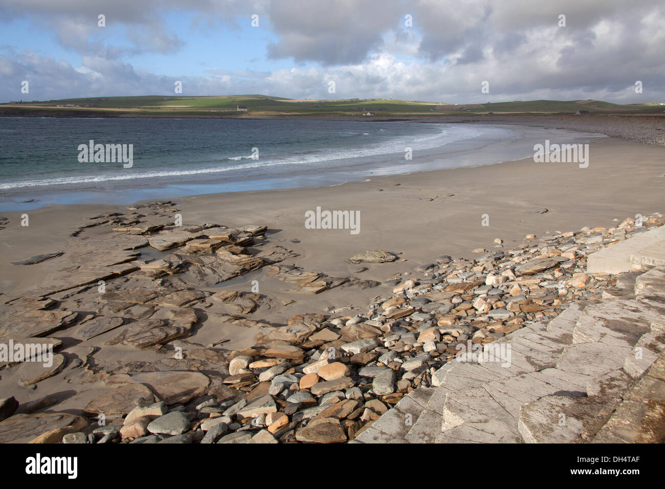 Isole di Orkney, Scozia. La baia di Skaill foreshore che è adiacente all'insediamento neolitico a Skara Brae. Foto Stock