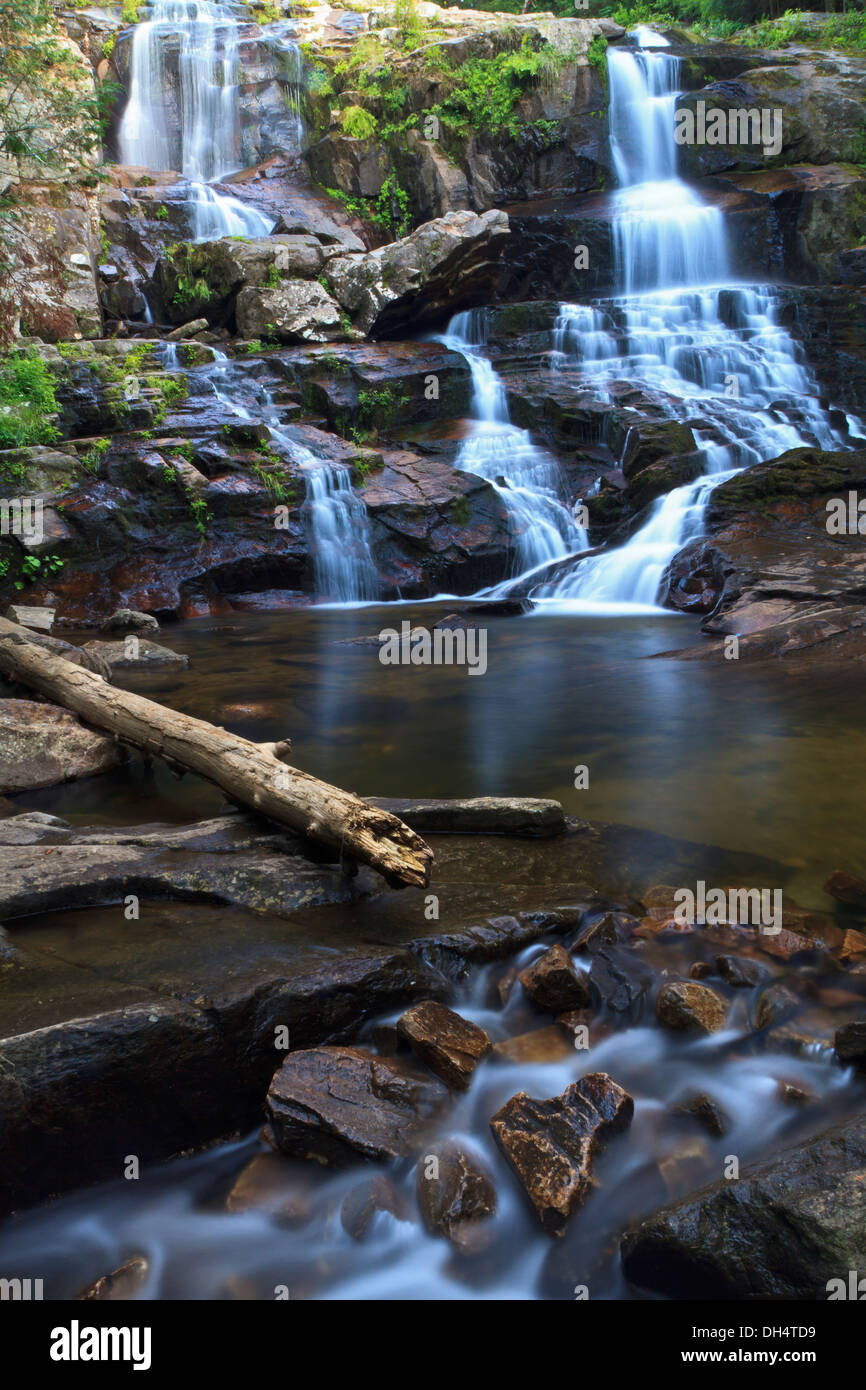 Una lunga esposizione della scaffalatura setosa roccia cade e il nuoto foro vicino a Lake George nell'Adirondack State Park di New York Foto Stock