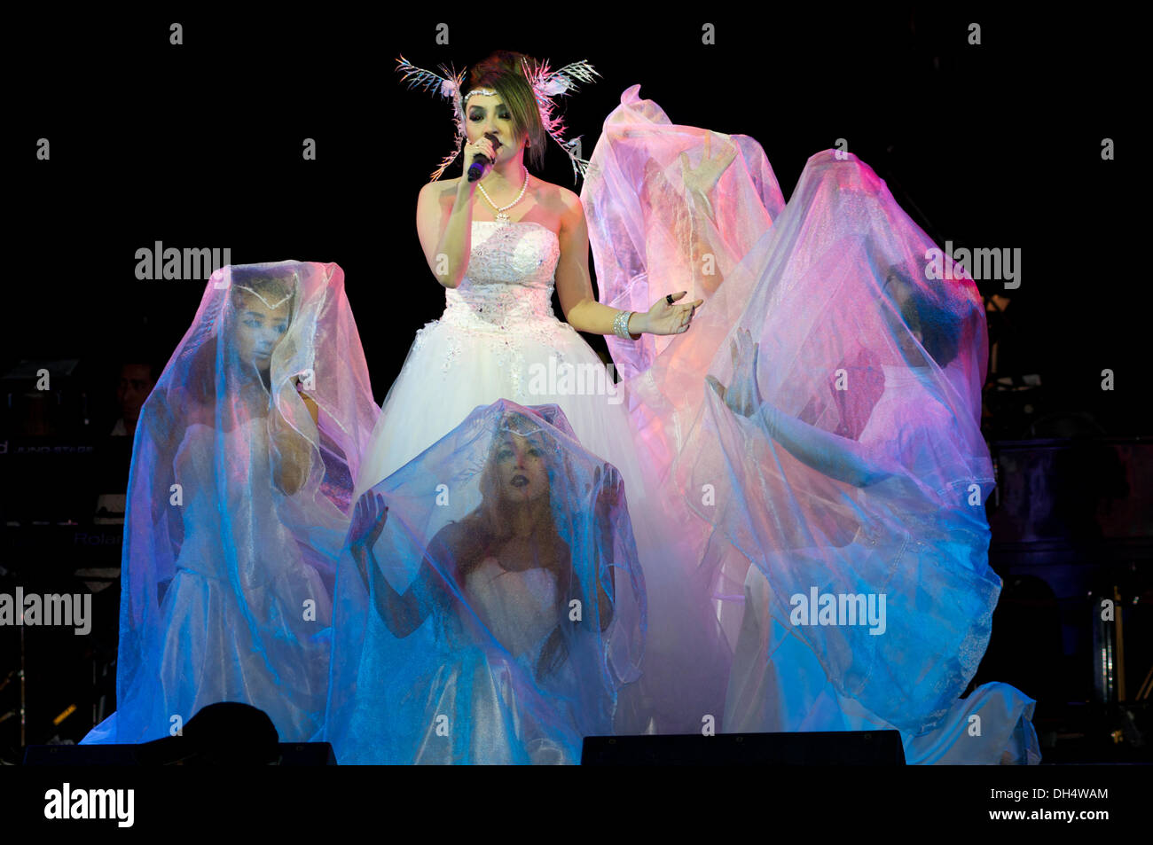 Bangkok, Thailandia 31 ottobre 2013. I ballerini thailandesi, sul palco, hanno allestito lo spettacolo di Halloween, la microbirreria tedesca Tawandang, la strada Rama 3. Credit: Kraig Lieb / Alamy Live News Foto Stock