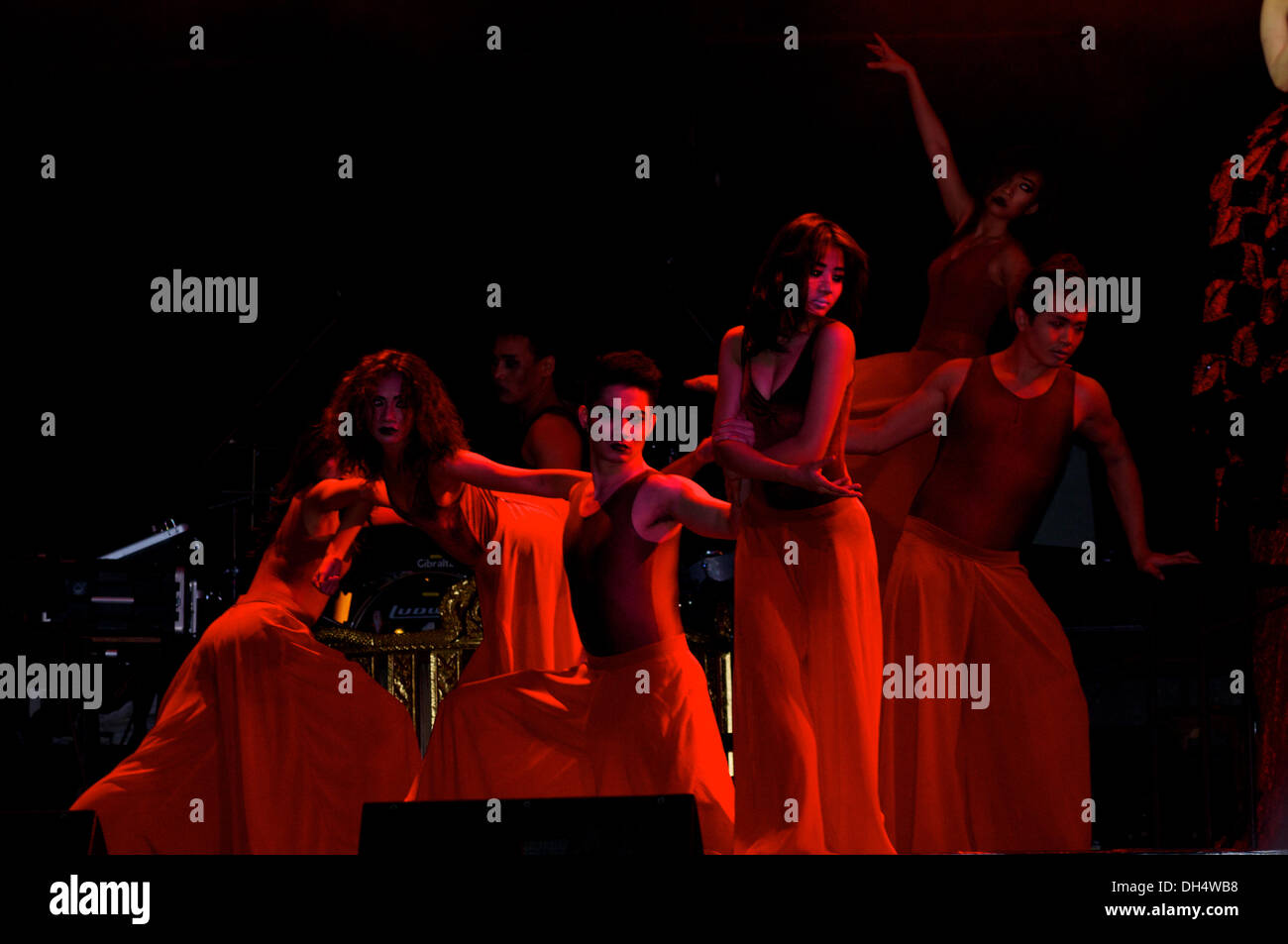 Bangkok, Thailandia Ott. 31st, 2013. Danzatrici tailandesi messo su Halloween show, Tawandang birreria tedesca, Rama 3 Road. Credito: Kraig Lieb / Alamy Live News Foto Stock