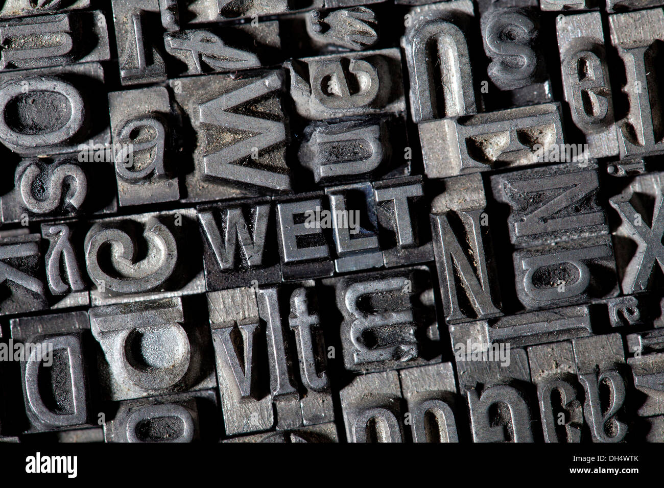 Vecchio portano lettere che compongono la parola WELT, tedesco per il mondo Foto Stock