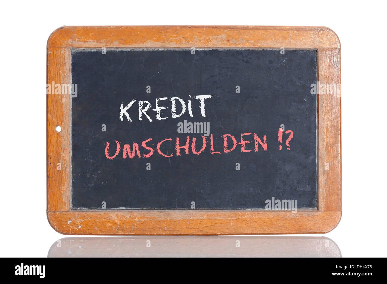 Vecchia scuola lavagna con le parole KREDIT UMSCHULDEN!?, tedesco per il credito rifinanziare!? Foto Stock