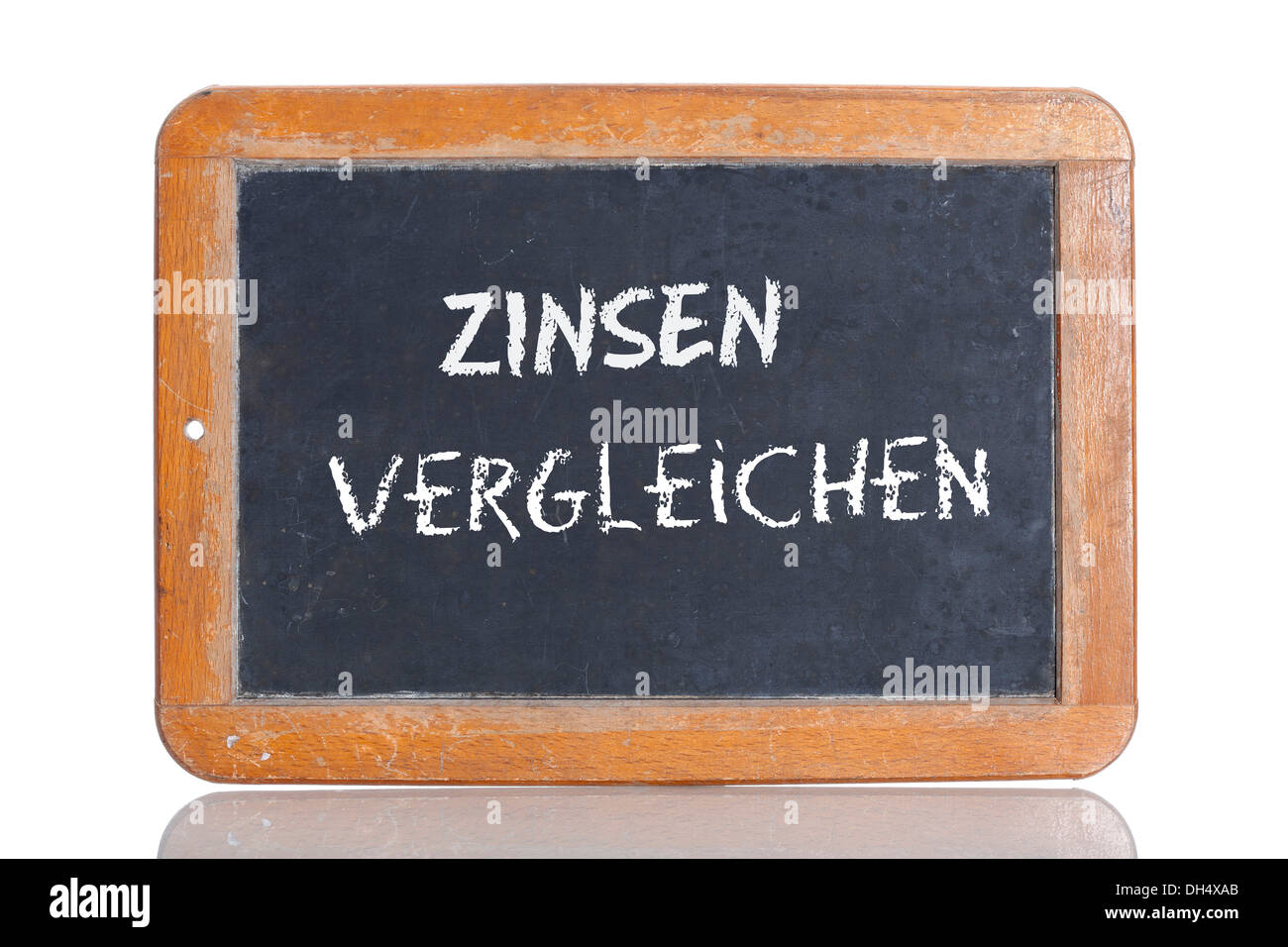Vecchia lavagna, lettering "ZINSEN VERGLEICHEN', Tedesco per 'confronta i tassi di interesse " Foto Stock