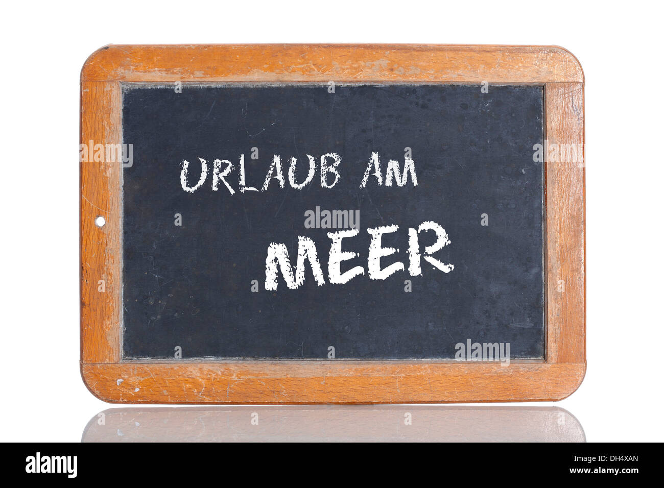 Vecchia lavagna, lettering "Urlaub am Meer', tedesco per "UNA VACANZA AL MARE" Foto Stock