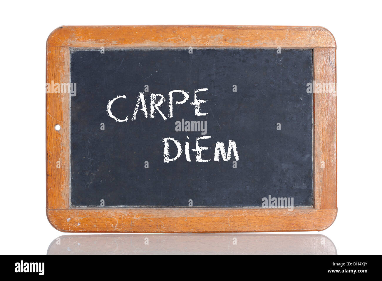 Vecchia scuola lavagna con la frase Carpe Diem, latino per cogliere il giorno Foto Stock