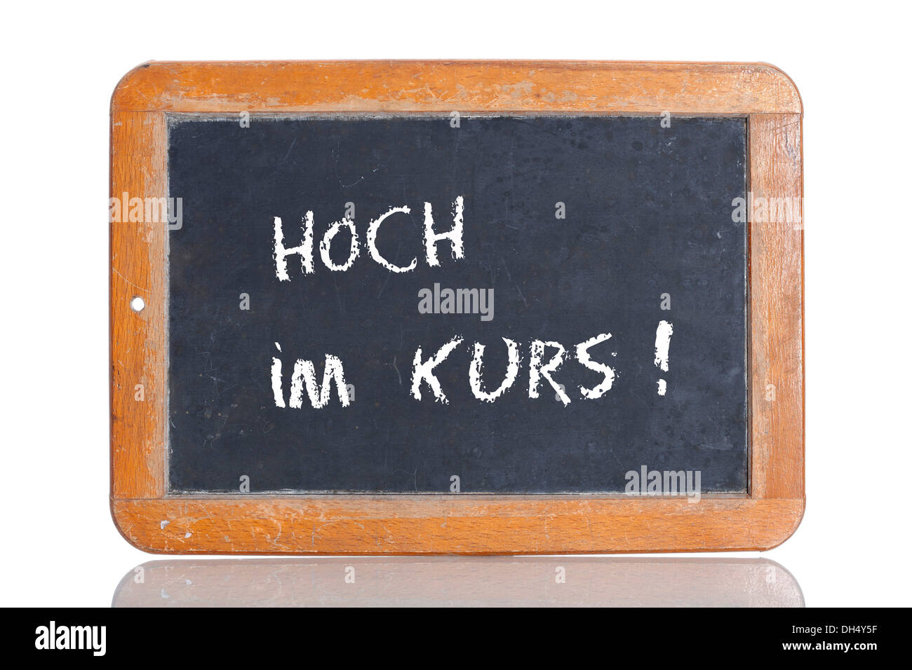 Vecchia scuola di lavagna con il termine HOCH IM KURS, Tedesco per altamente popolare Foto Stock