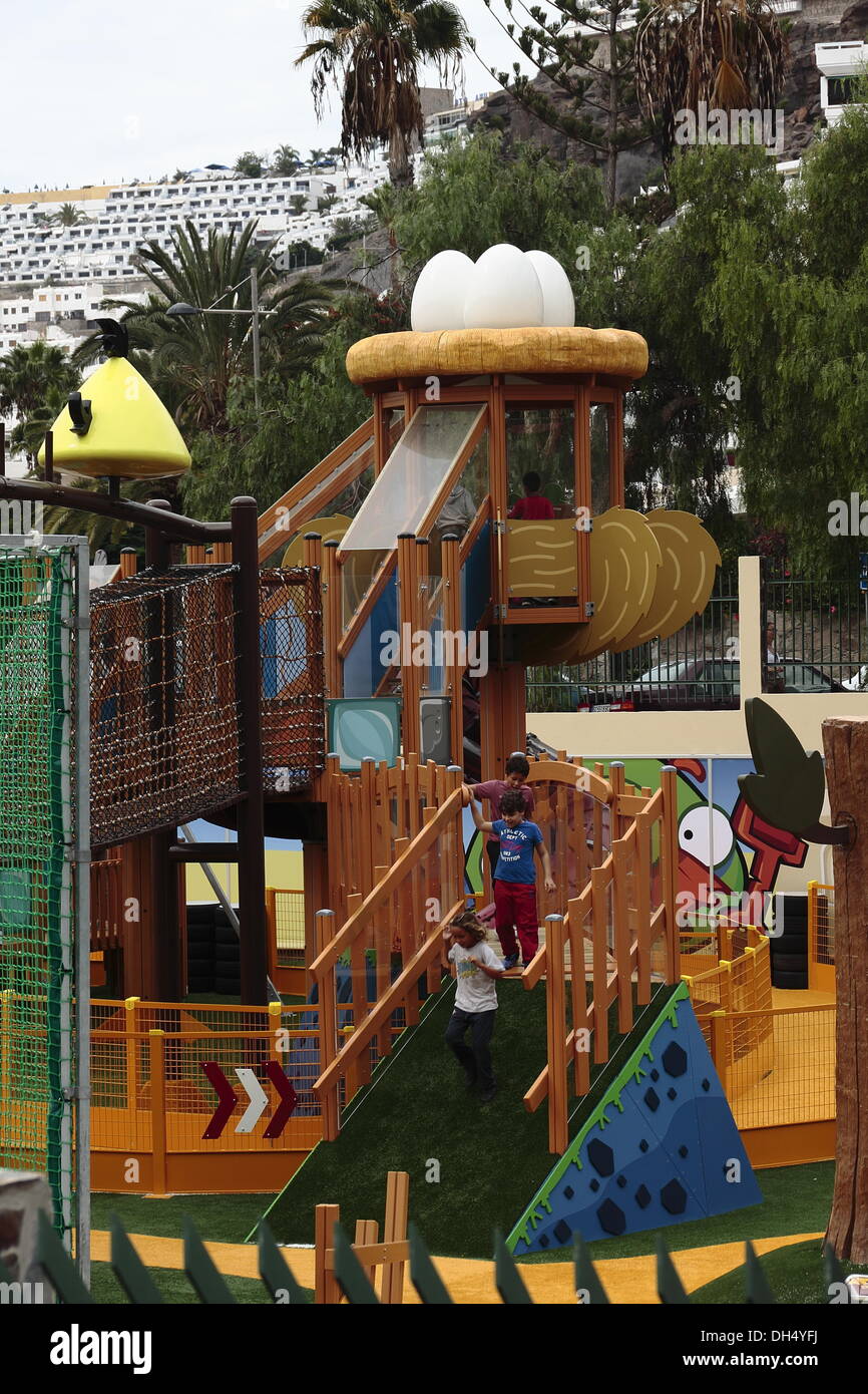 I bambini di provare il nuovissimo Angry Birds activity park nel resort di Puerto Rico Gran Canaria. Foto Stock