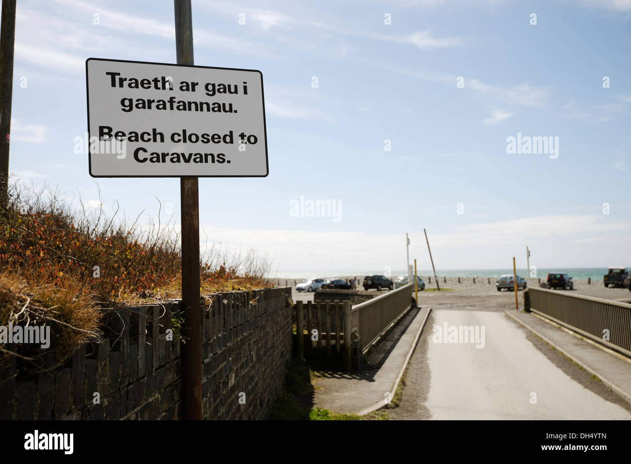Cartello bilingue in inglese e gallese affermando che "la spiaggia chiusa per roulotte', Aberystwyth, Wales, Regno Unito. Foto Stock