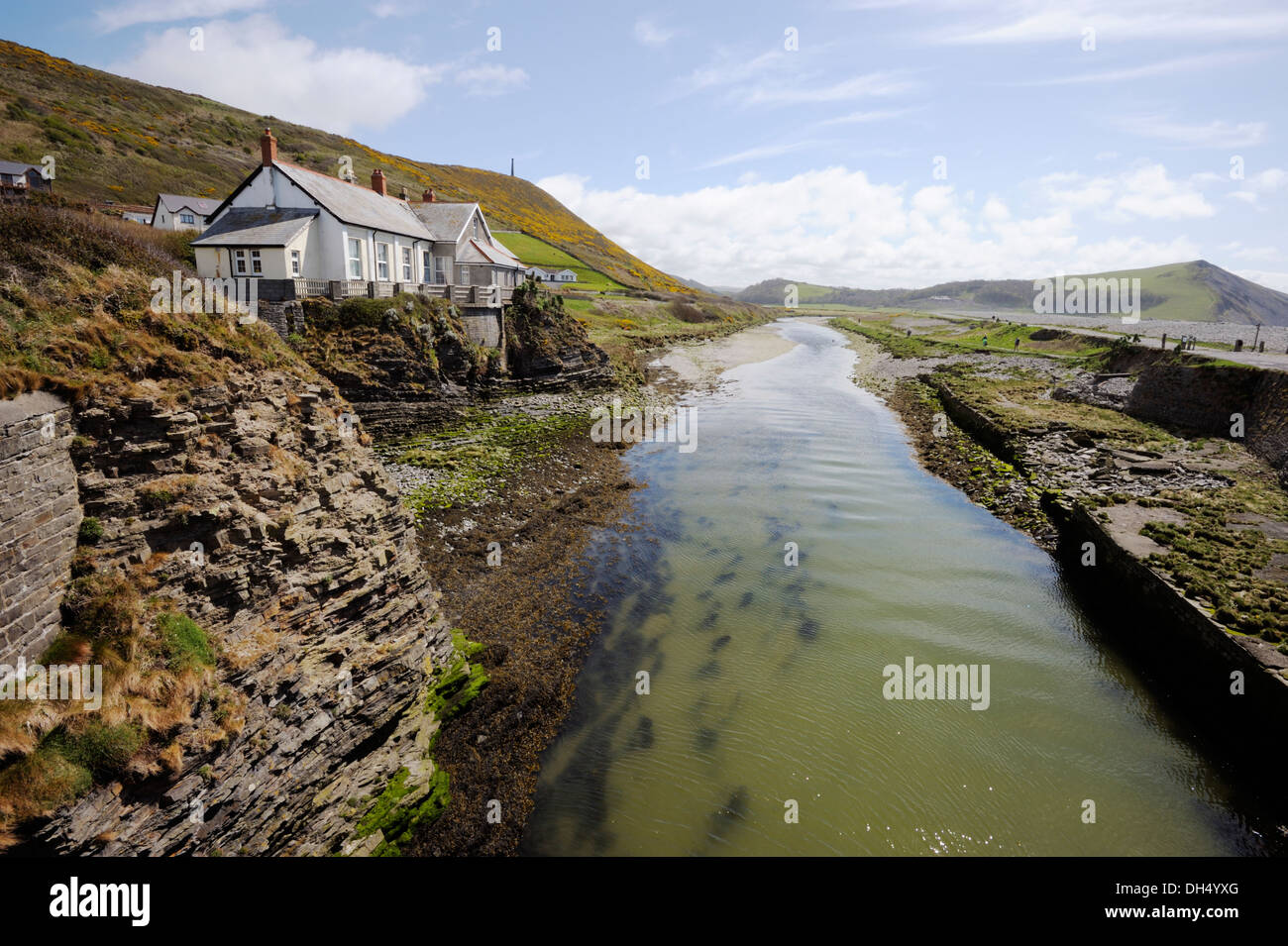 Il fiume Ystwyth, sezione di marea in esecuzione dietro Tan y Bwlch beach con penna Dinas collina alle spalle, Aberystwyth, Wales, Regno Unito. Foto Stock