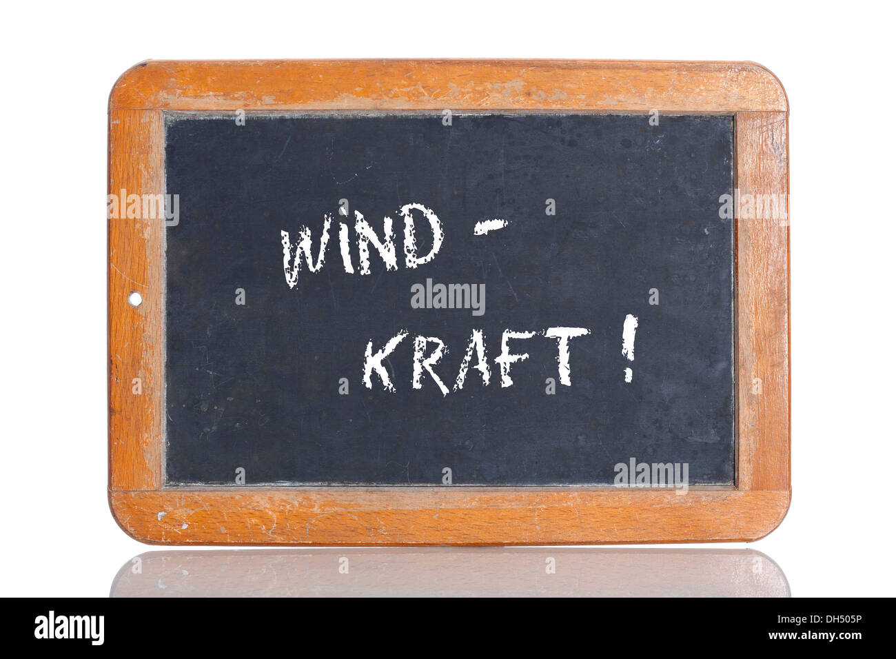 Vecchia lavagna, lettering "WINDKRAFT', tedesco per "energia eolica" Foto Stock