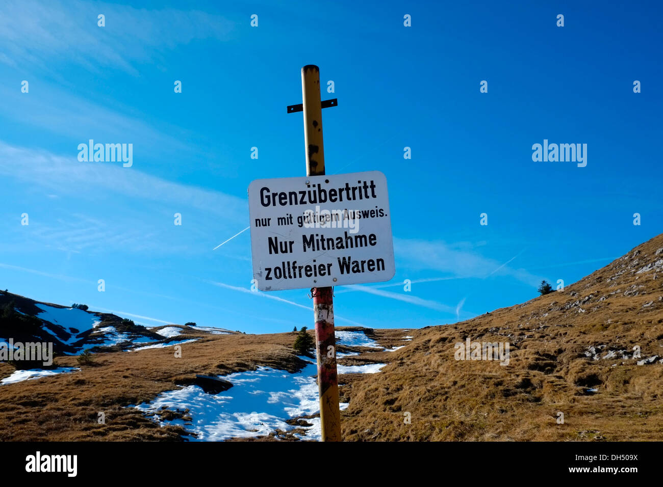 Segno di confine tra la Baviera e l'Austria Aschau, Klausberg, Chiemgau Alpi, Bavaria Foto Stock