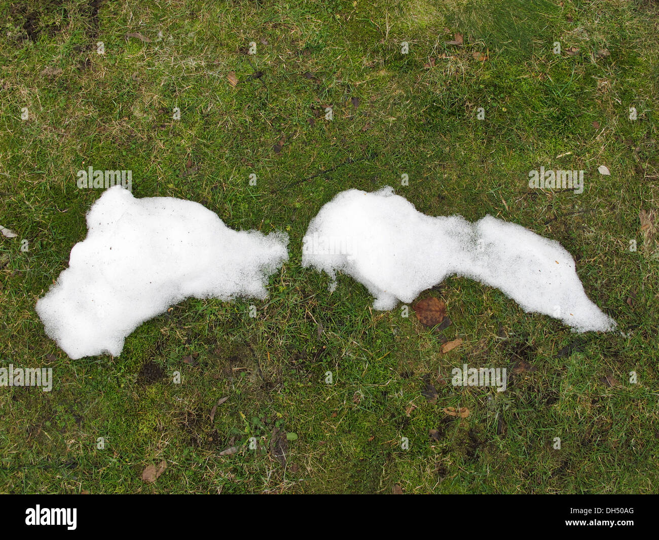 Ultimi resti di neve simbolico per la fine della stagione invernale Foto Stock