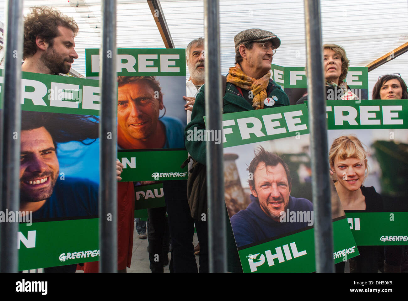 Parigi, Francia. Gruppi francesi per l'ambiente che protestano con Greenpeace, contro la detenzione di 30 attivisti in Russia, gruppo dietro le sbarre, con segnali di protesta attivista, comunicazione politica internazionale, proteste pubbliche Foto Stock