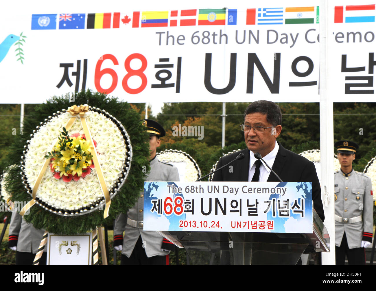 Hillton A. Dennis, commissione per la United Nation Memorial Cemetery in Corea (UNMCK) presidente, offre commento commemorativa Foto Stock