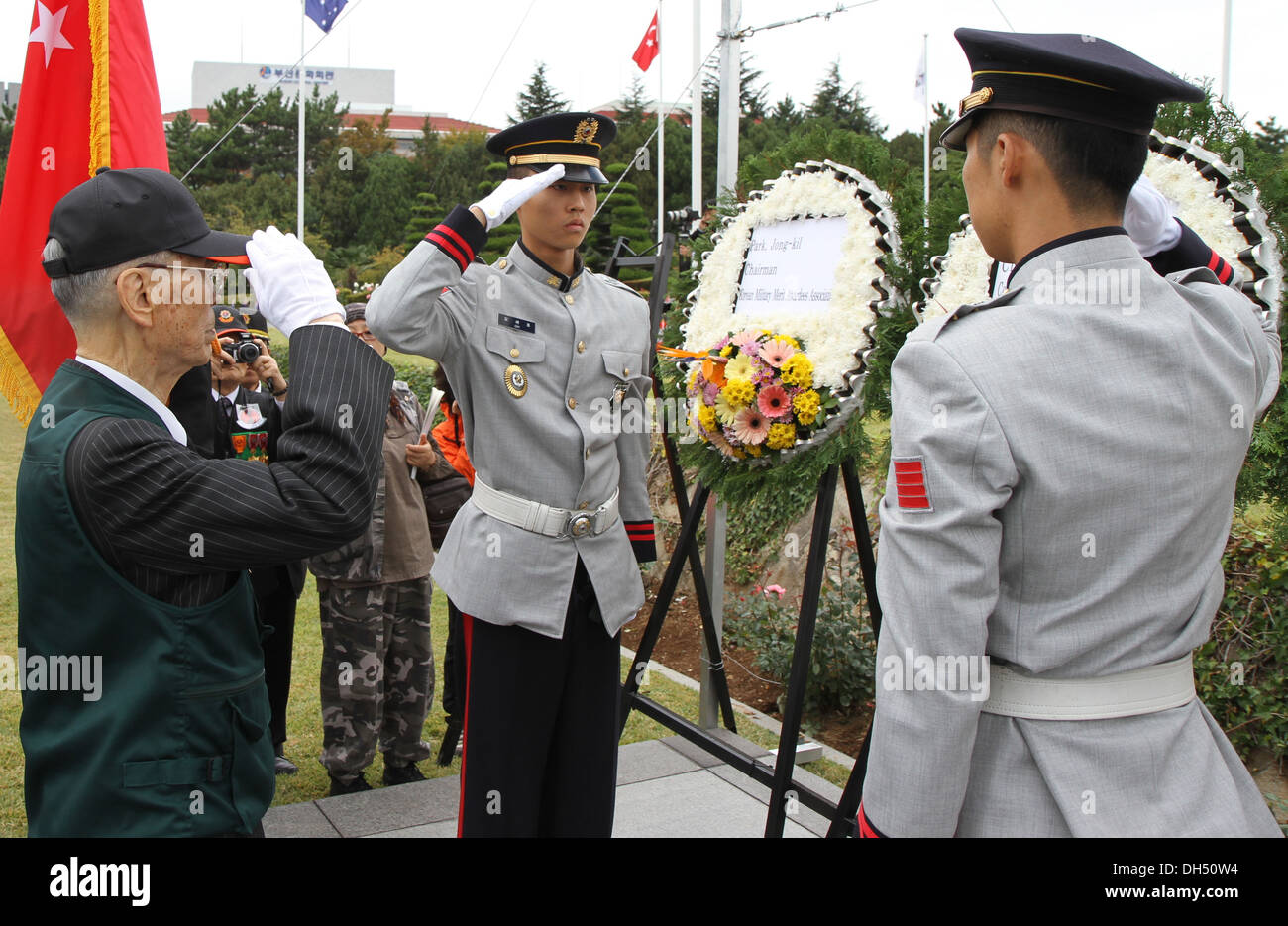 Il coreano rappresentante dei veterani di guerra saluta la corona dopo dedicando la ghirlanda presso le Nazioni Unite Memorial Cemetery durante il 68esimo anniversario della Giornata delle Nazioni Unite celebrazione su 24 Ottobre presso l'ONU Memorial Cemetery. Foto Stock