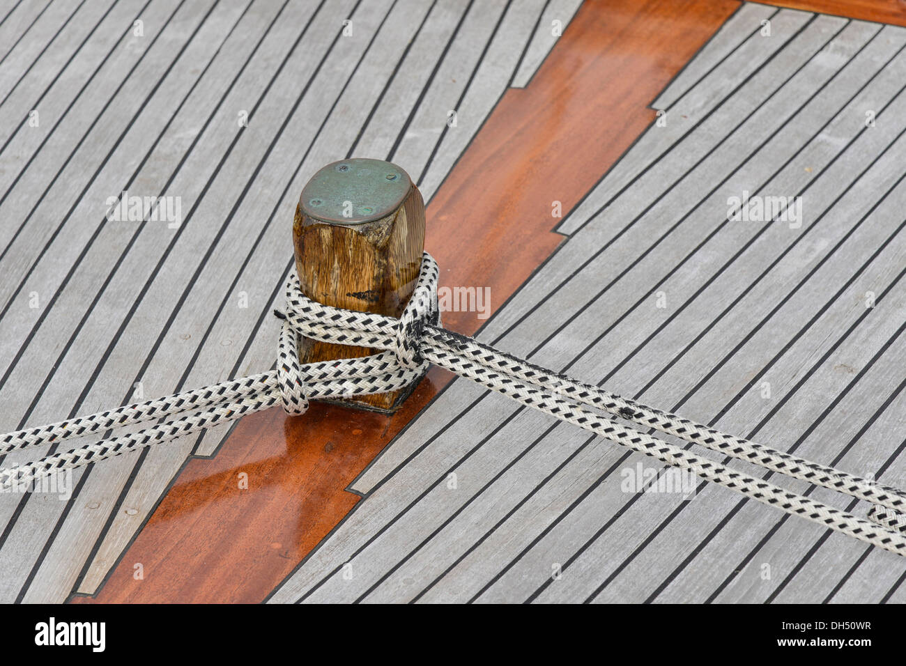 Pilastro per funi su una barca di legno Foto Stock