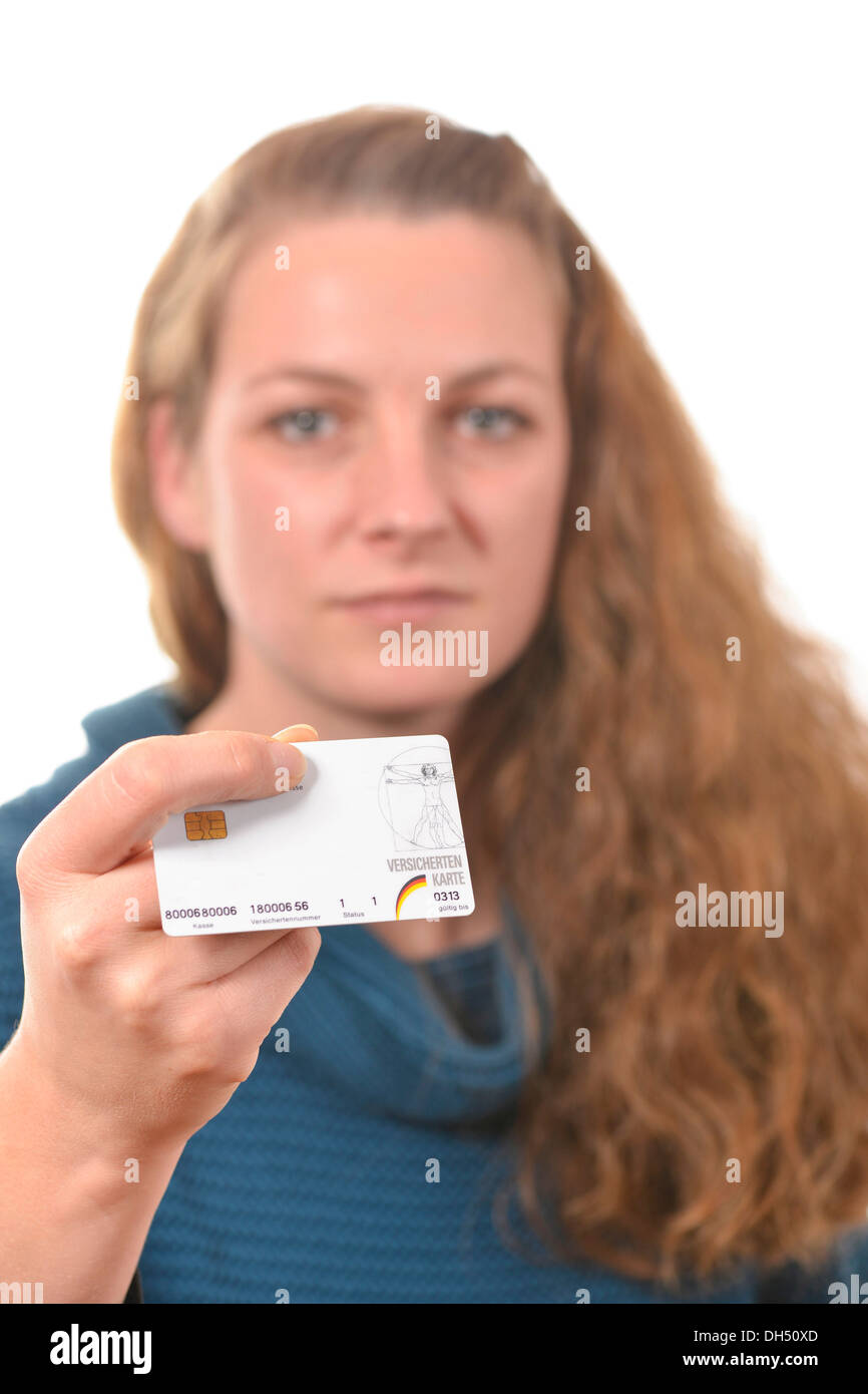 Donna in possesso di una carta di assicurazione sanitaria Foto Stock
