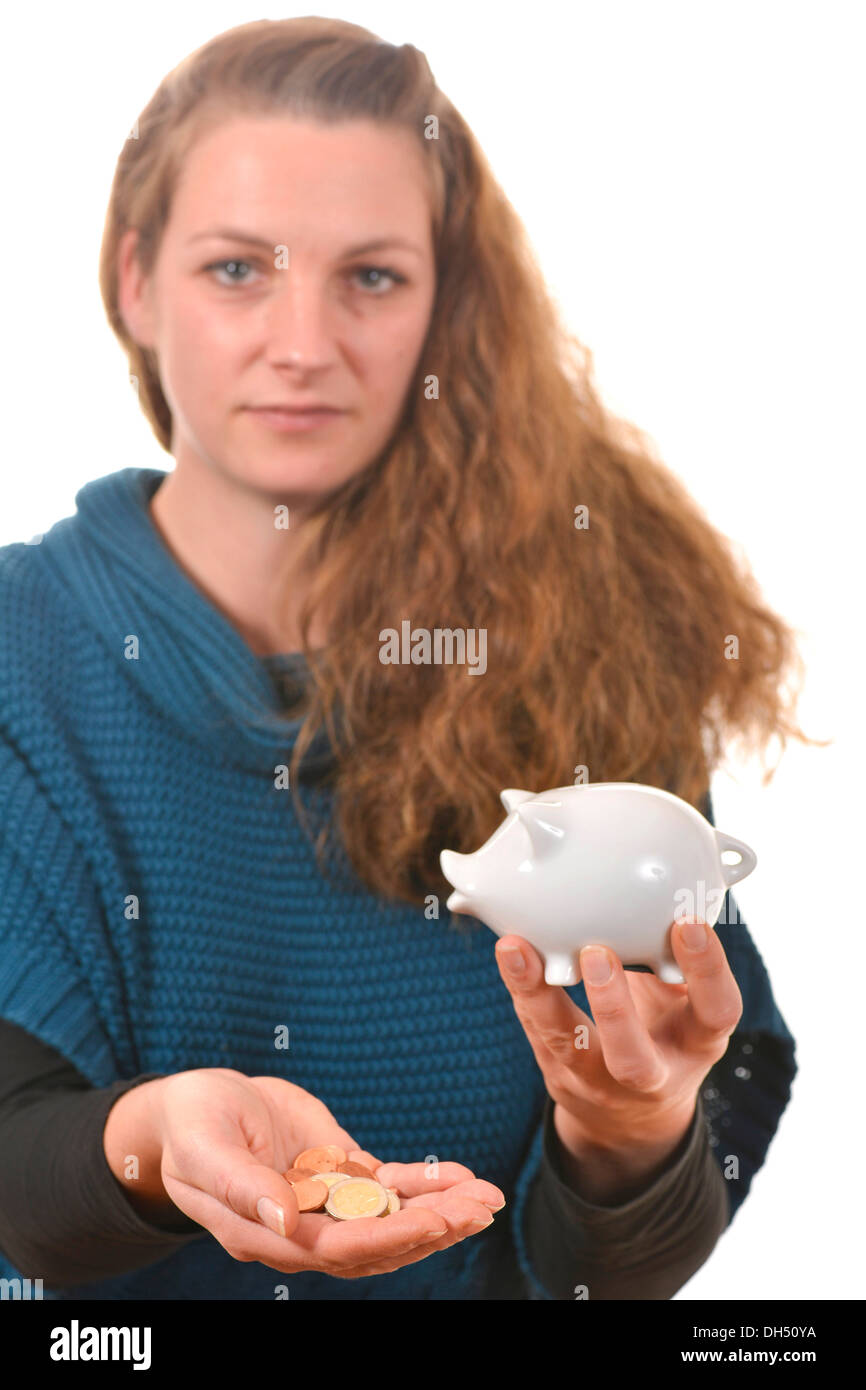 Donna che mantiene le monete in euro e il salvadanaio Foto Stock