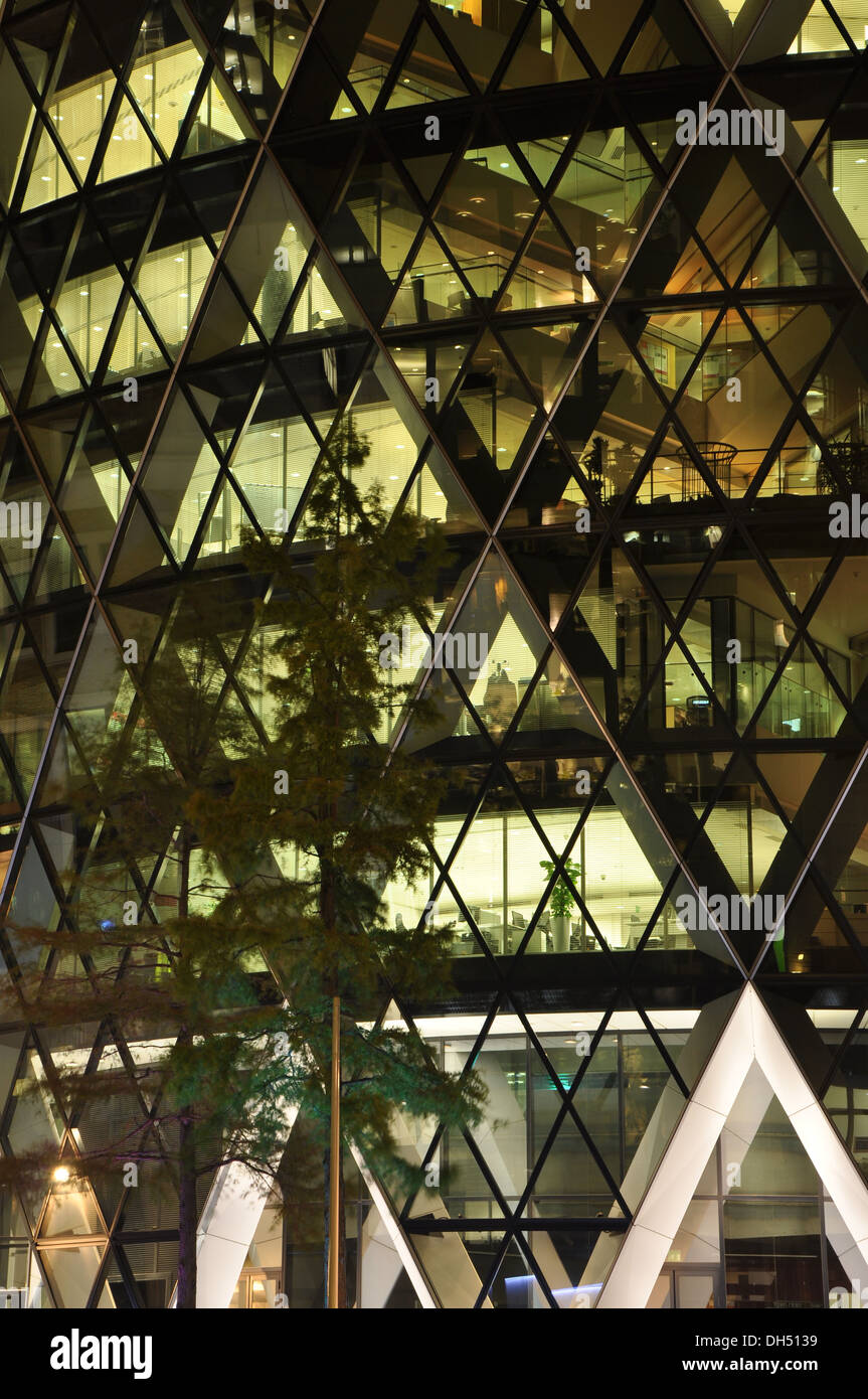 30 St Mary Axe (il Gherkin Building) di notte - mostra il design triangolare della struttura circolare con vetro riflettente. Foto Stock