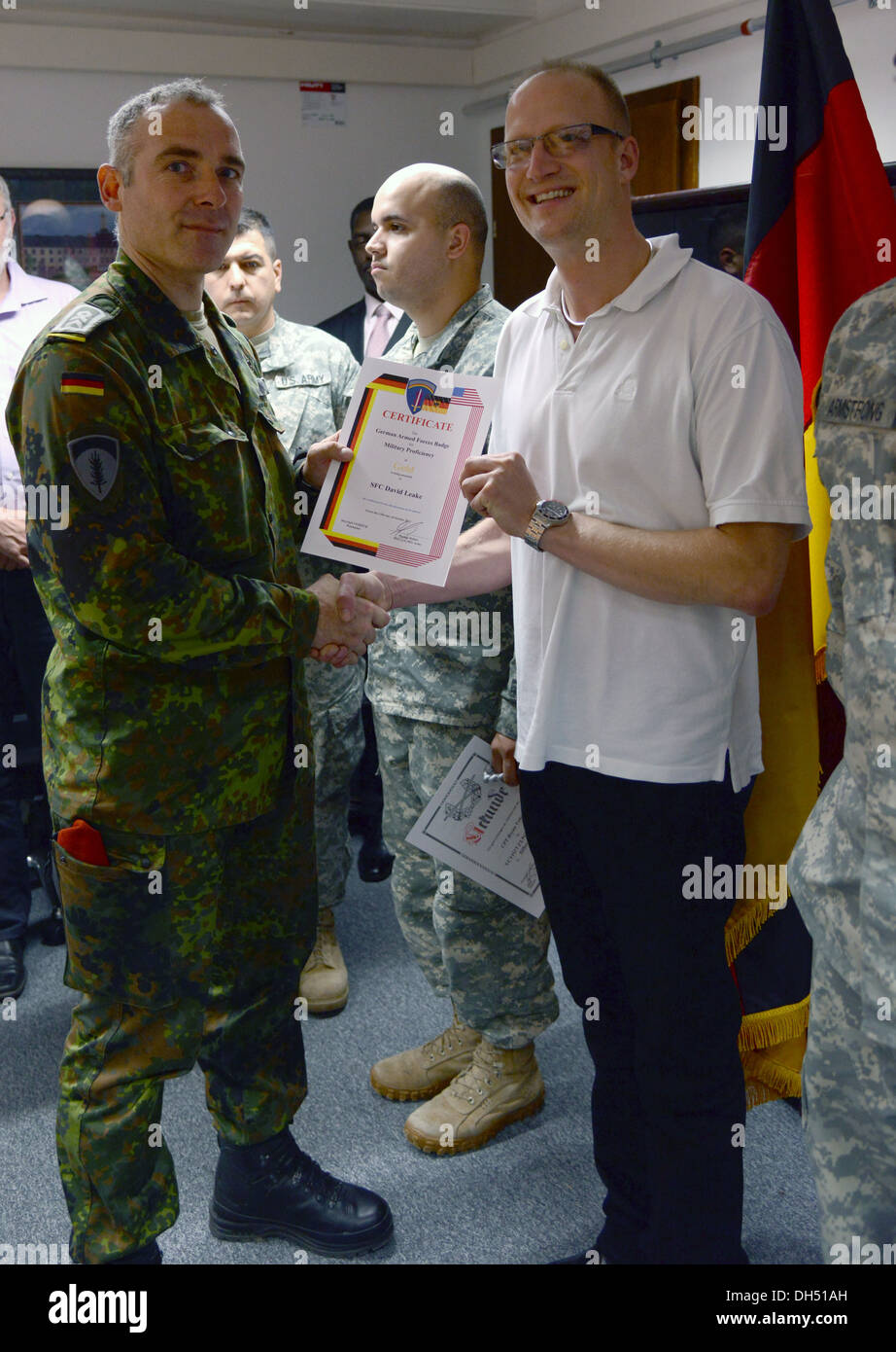 Cinque soldati sono stati presentati con il tedesco Forze Armate distintivo per competenza militare. SFC David Leake ha ricevuto il Silver e Gold badge. SGT Rogelio Hernandez Jr. ha ricevuto il badge in argento. Tutti i cinque soldati ha ricevuto il Silver Schutzenschnur Badge. Foto Stock