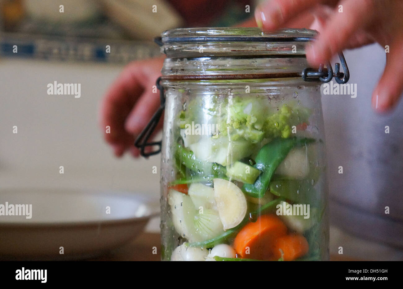 Fermentazione di vegetali in un barattolo di vetro Foto Stock