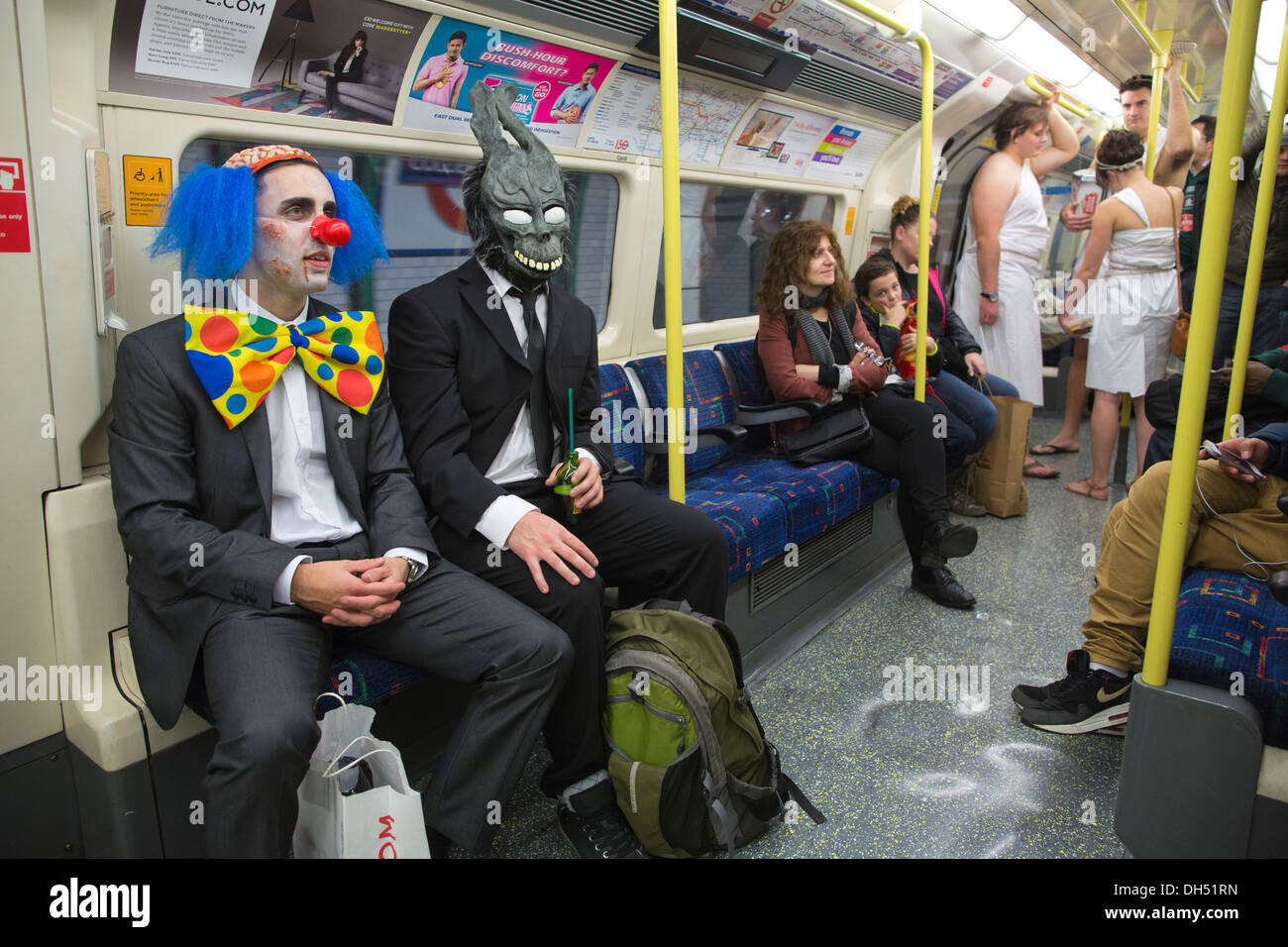 Festa di Halloween frequentatori che viaggiano su Londra sotterraneo della rete di tubo, England, Regno Unito Foto Stock