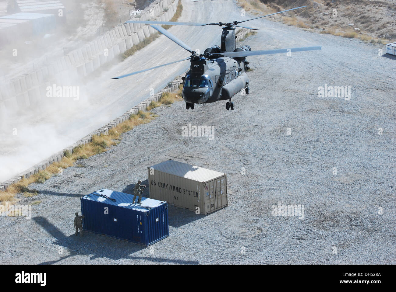 Un decimo di combattimento Brigata Aerea CH-47 elicottero Chinook, azionato dai membri del Texas e Oklahoma Guardia nazionale, vola verso un contenitore di spedizione per essere caricato di imbracatura sotto il ventre del velivolo durante una personale e attrezzature movimento missio Foto Stock