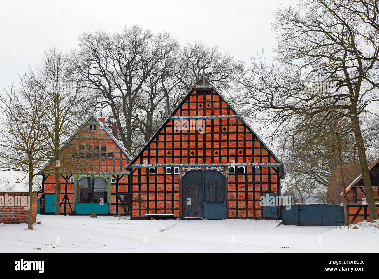 Storico sassone inferiore tipiche case a graticcio rundling nel villaggio di Jabel, post-e-beam, case coloniche in liquidazione circolare Foto Stock