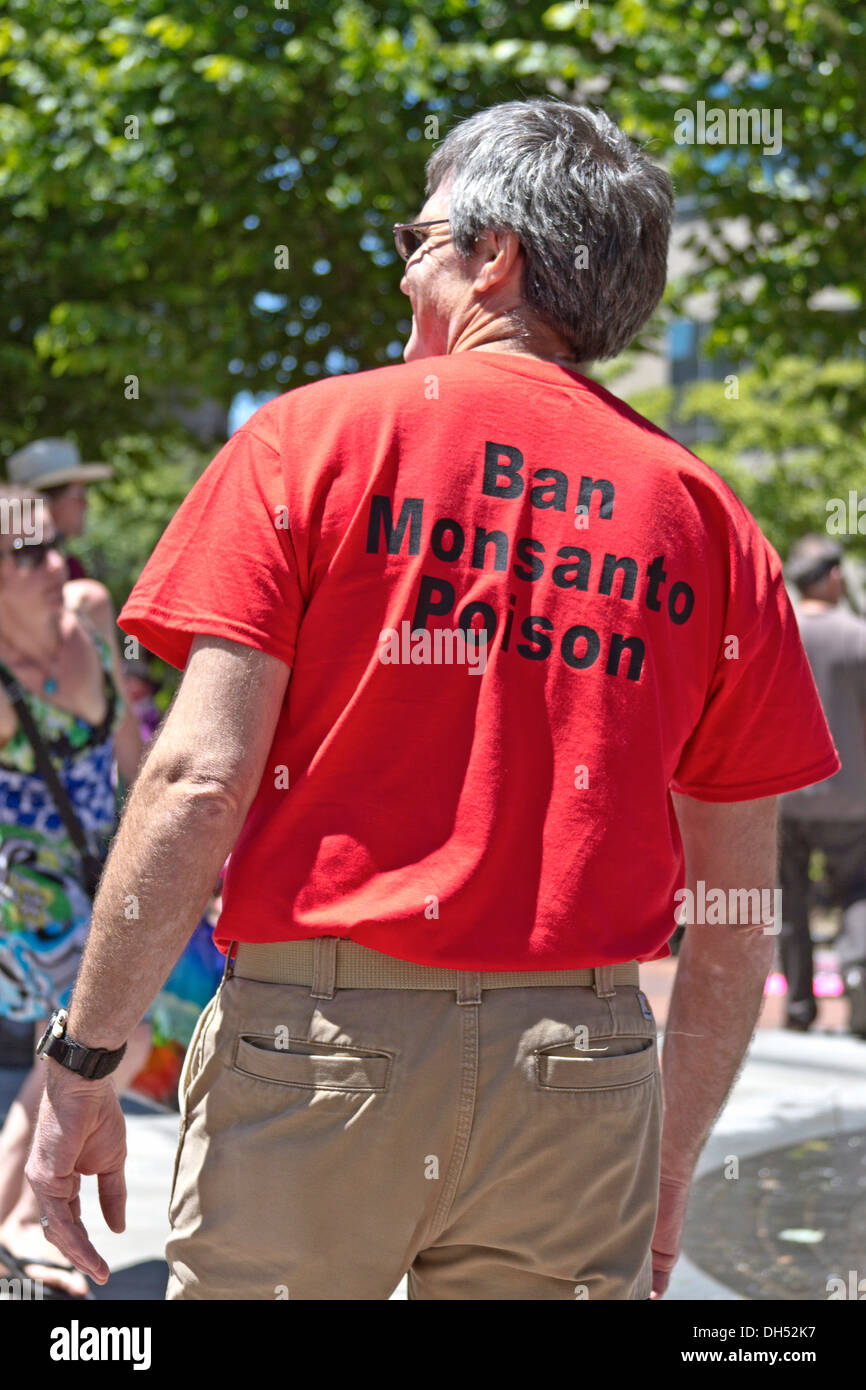 Uomo che protestavano alimenti geneticamente modificati indossa un anti Monsanto t-shirt in un rally su maggio 25, 2013 in Asheville, Carolina del Nord Foto Stock