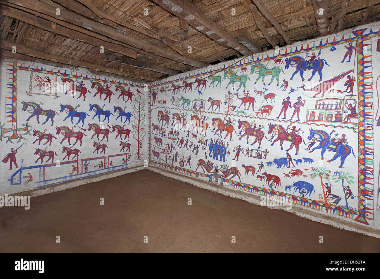 Tribali dipinti a muro (pithola pittura), tribù Bhil, Madhya Pradesh, India Foto Stock