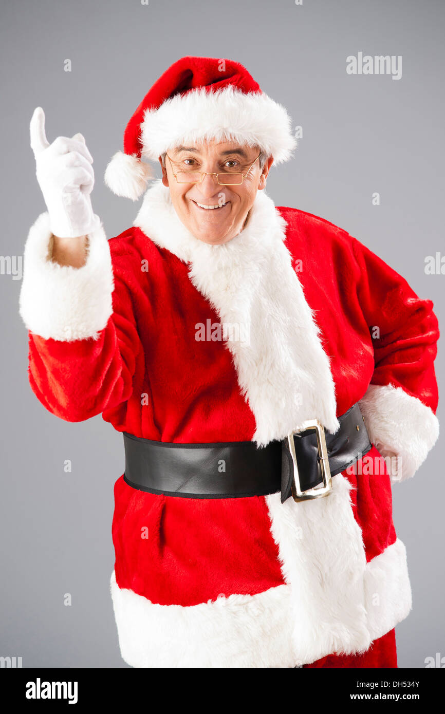 Santa Claus scodinzolante il suo dito indice Foto Stock