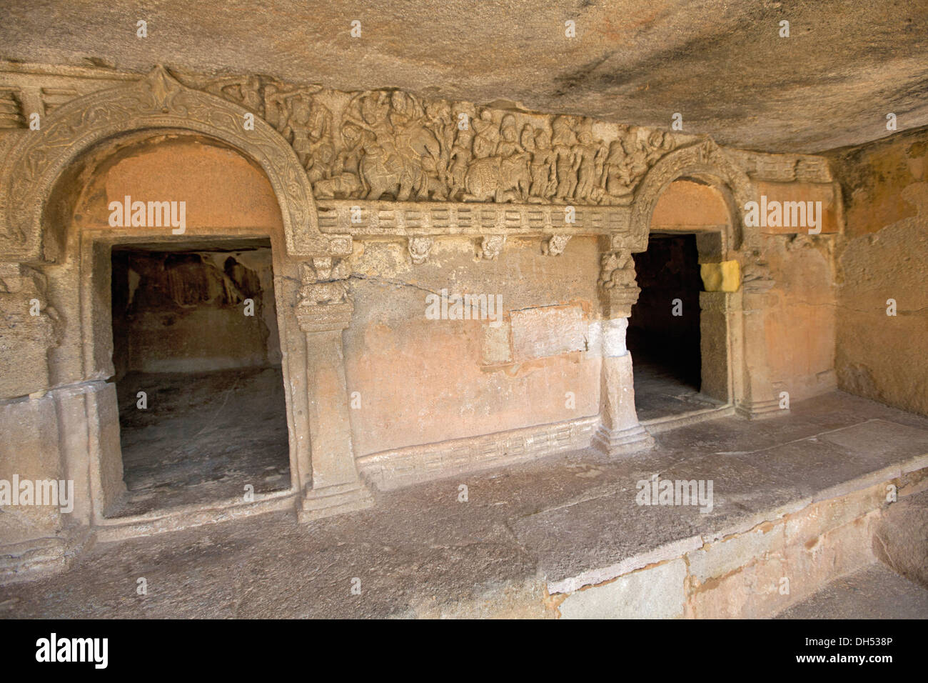 Grotta 10 : Ganesha Gumpa Grotte di Udaygiri, Orissa, India. Rilievo raffigurante Udayana re di Kausambi, che porta via Vasavadatta, la principessa di Ujjayini Foto Stock