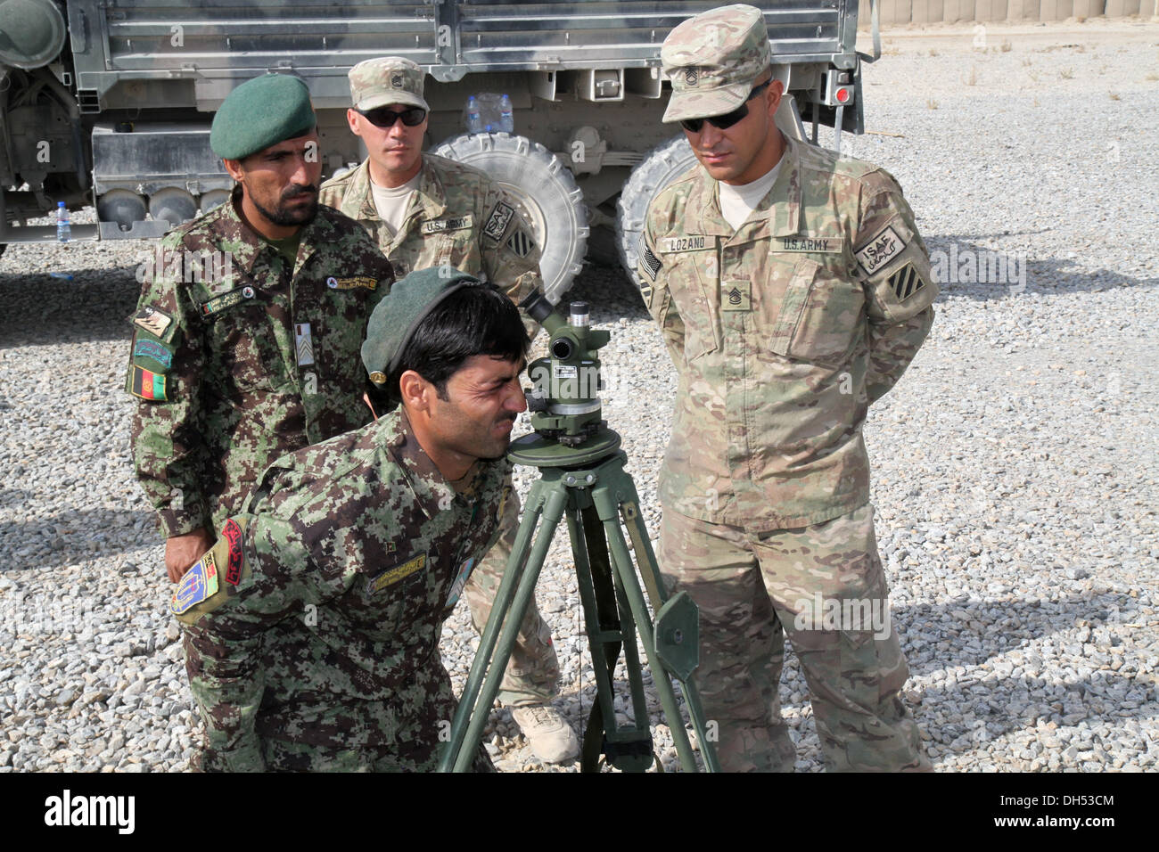 L Esercito nazionale afgano Sgt personale. Asill Khan, il master gunner per il campo batteria di artiglieria, quarto Kandak, quarta brigata, 203rd Co Foto Stock