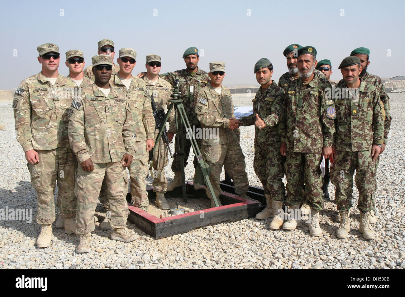 Stati Uniti Campo dell'esercito consiglieri di artiglieria con 1° Battaglione, 76th campo reggimento di artiglieria, quarta brigata di fanteria combattere la squadra, terza divisione di fanteria (sinistra), e l'Esercito nazionale afgano artiglieri del campo batterie di artiglieria, quarto Kandak, quarta brigata di fanteria, 2 Foto Stock