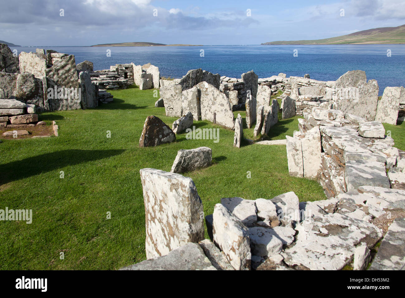 Isole di Orkney, Scozia. Vista pittoresca del broch village at Gurness, con Eynhallow suono in background. Foto Stock